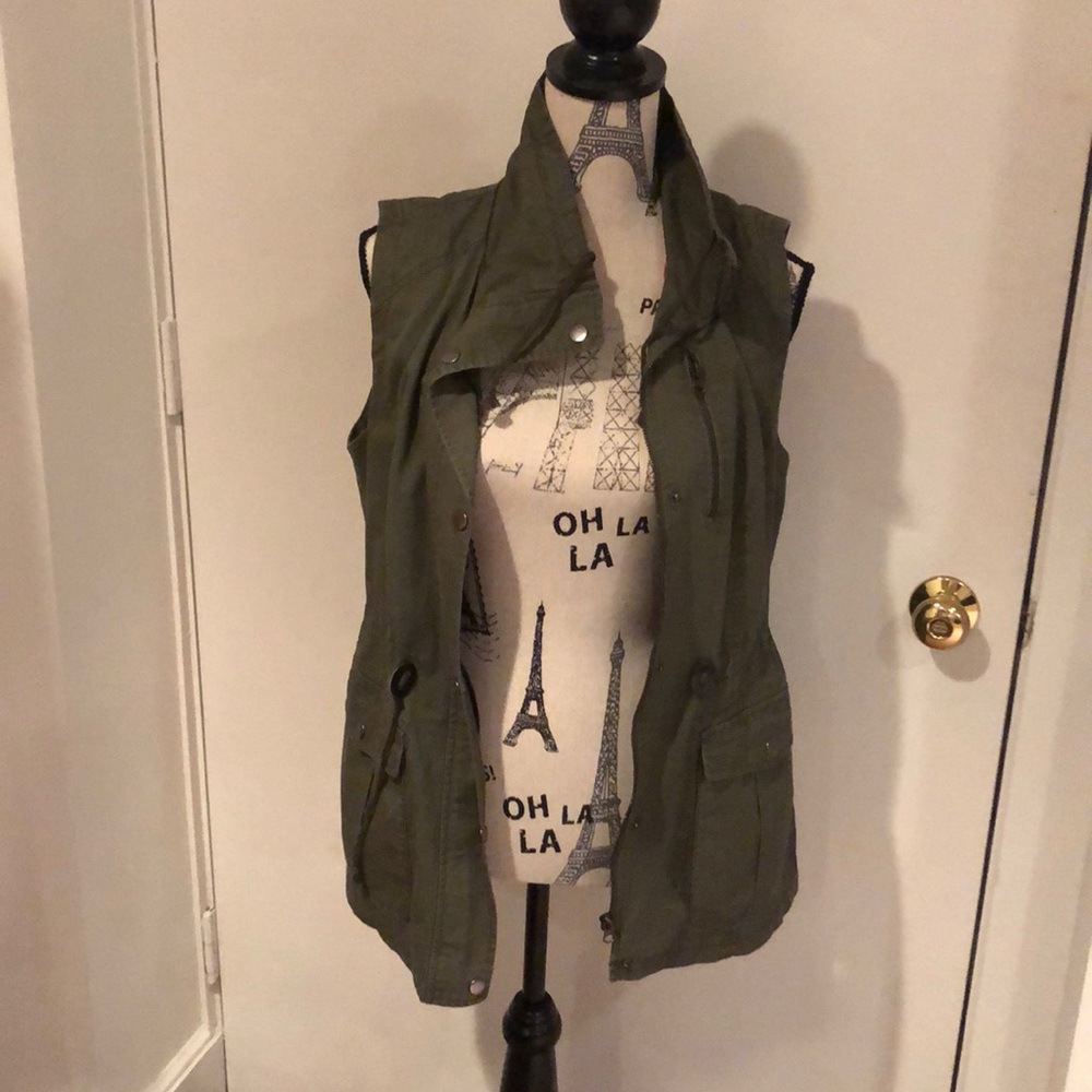 Vest-Army green color